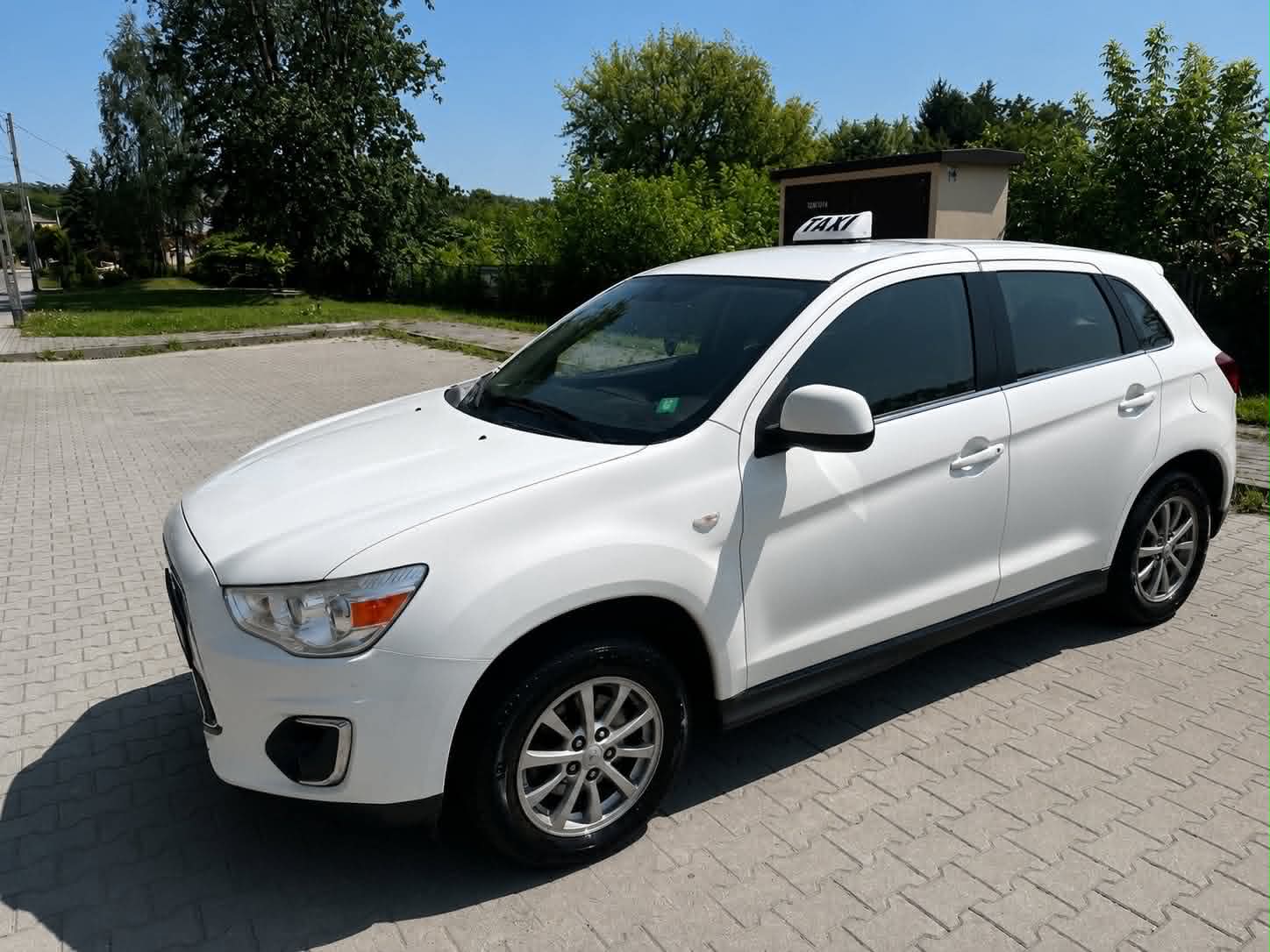 Taxi Opatów - Mitsubishi ASX z boku